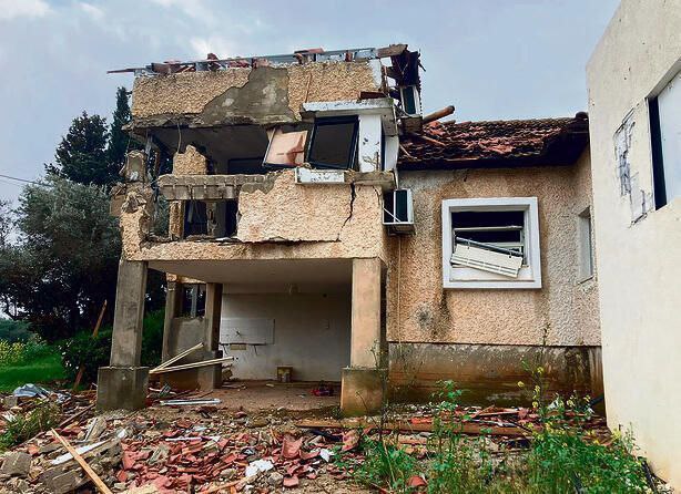 A building in Metula settlement damaged by Hezbollah missile fire